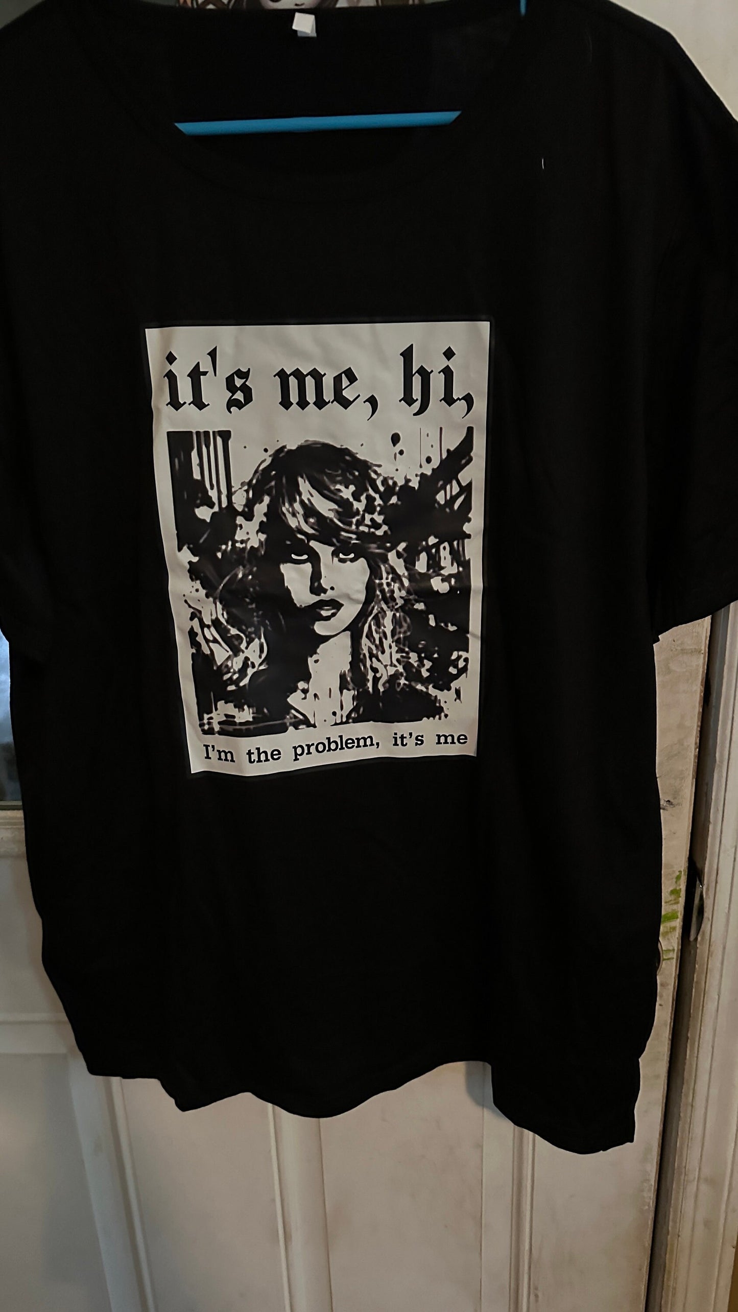 Its Me, hi, I'm the problem its me tshirt. TSwift black tshirt