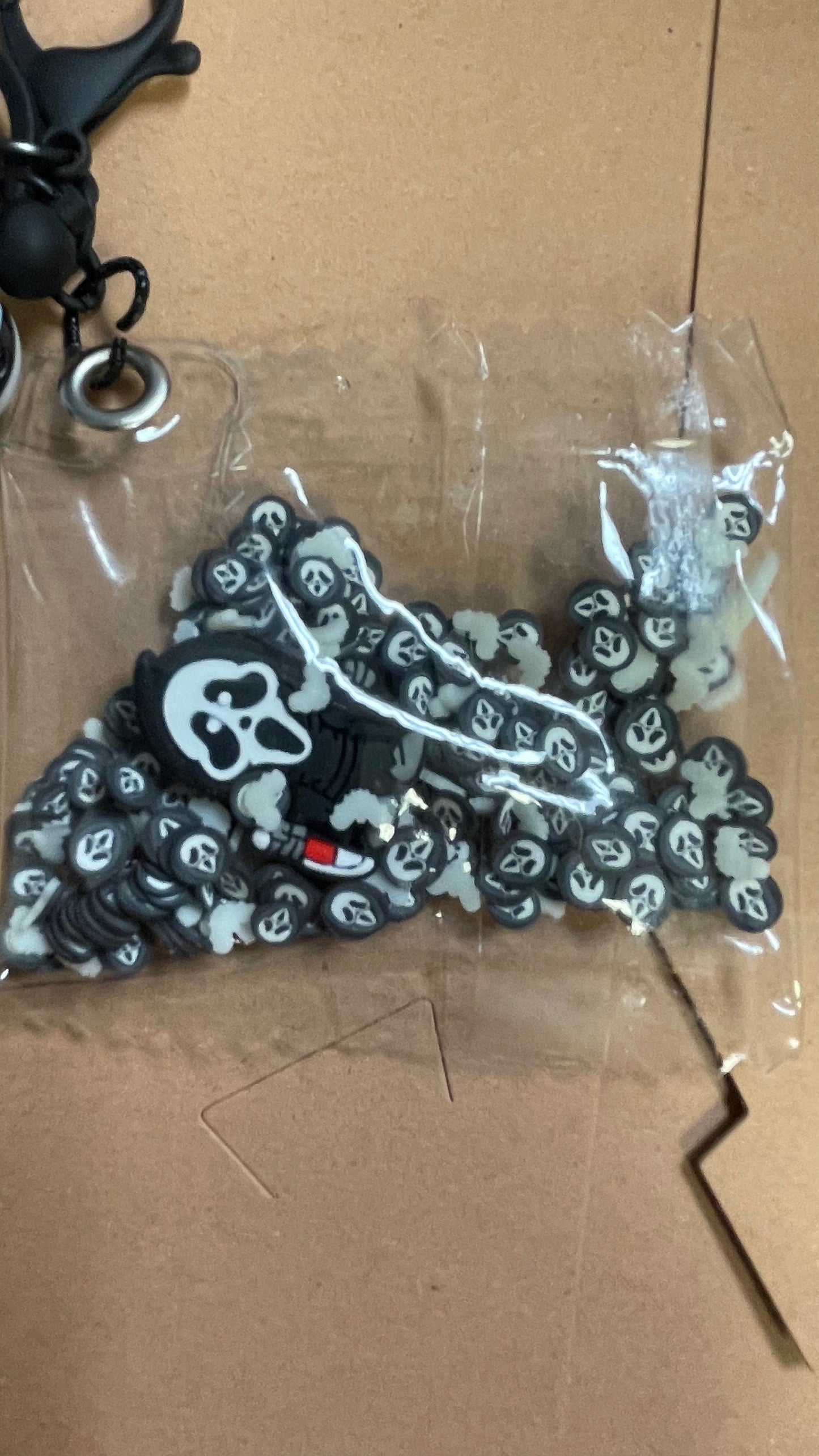 Scream, Ghostface shaker keychain - Glow in the dark shaker bag keychain